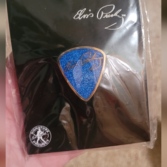 NWT RARE ELVIS PRESLEY BLUE GUITAR PIN FROM GRACELAND - Picture 3 of 4